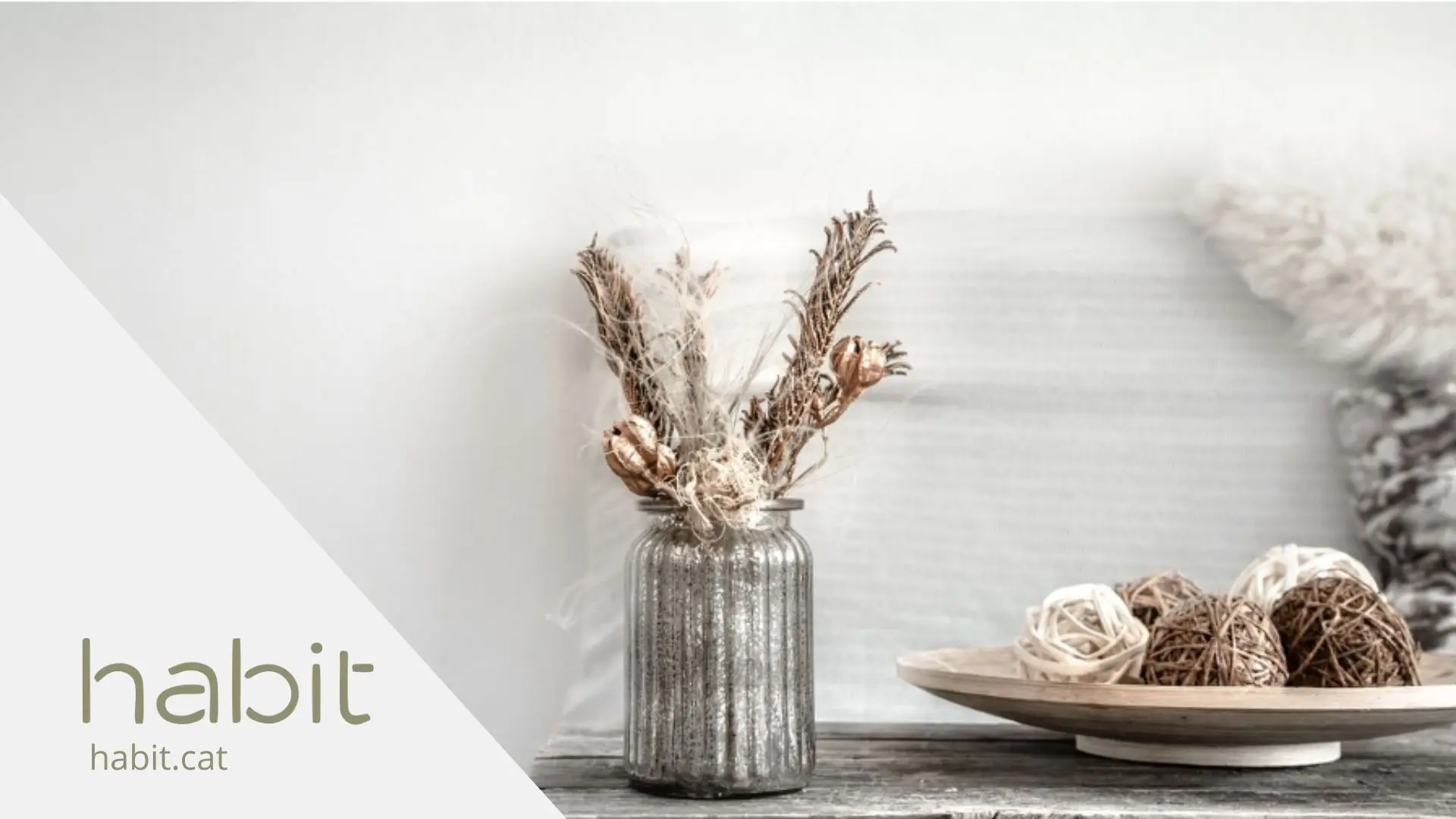 Salón moderno decorado con pared azul y sofá color mostaza