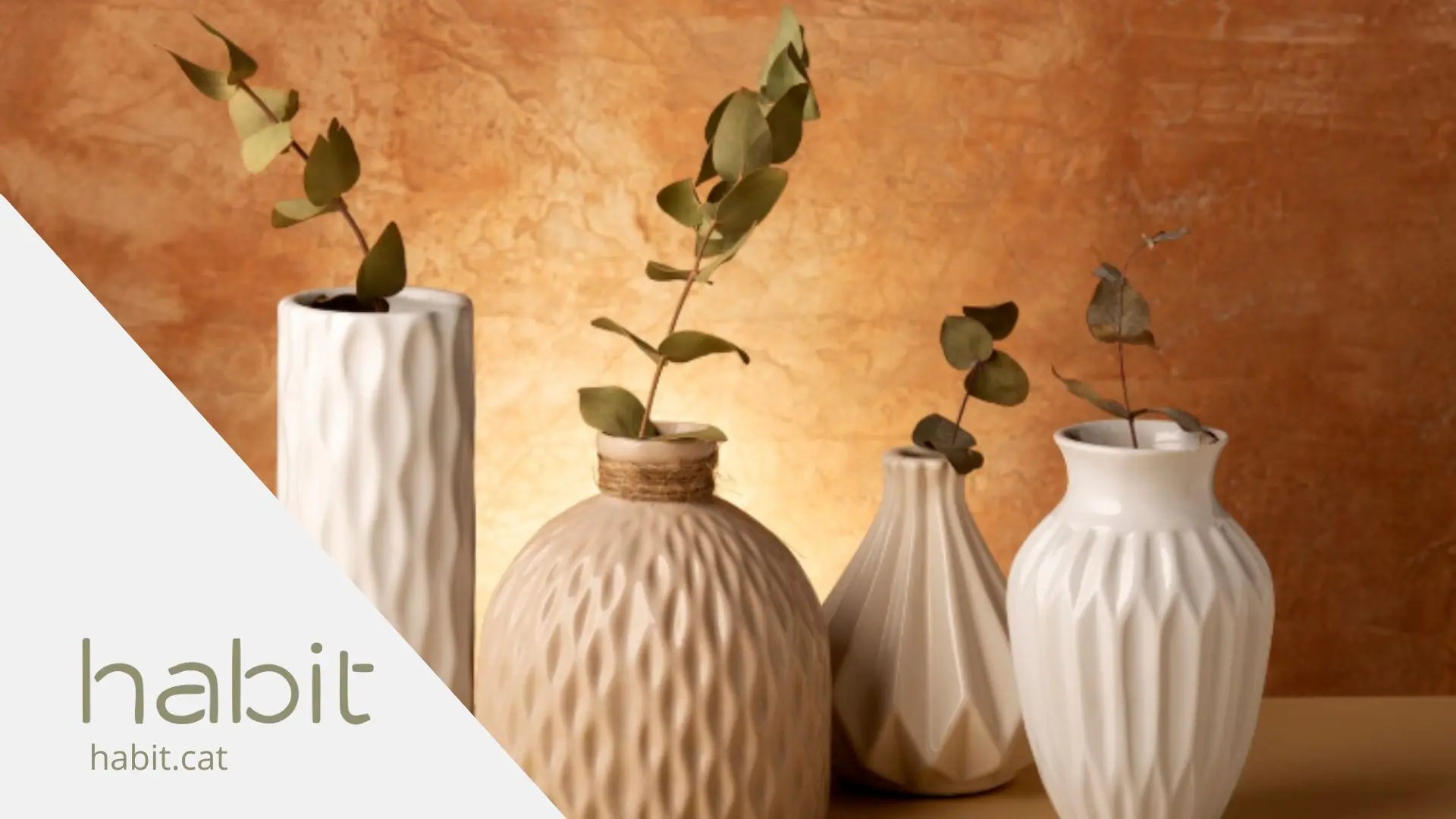 Salón decorado con tonos cálidos, madera y lino