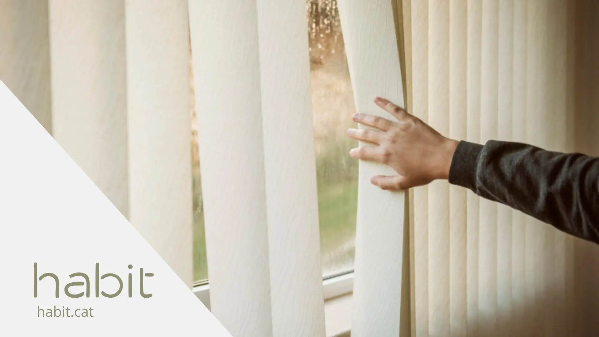 Cortinas inteligentes con domótica textil en salón luminoso